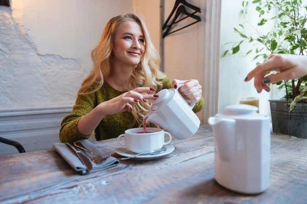 Femme Boire du thé dans le café — Photo