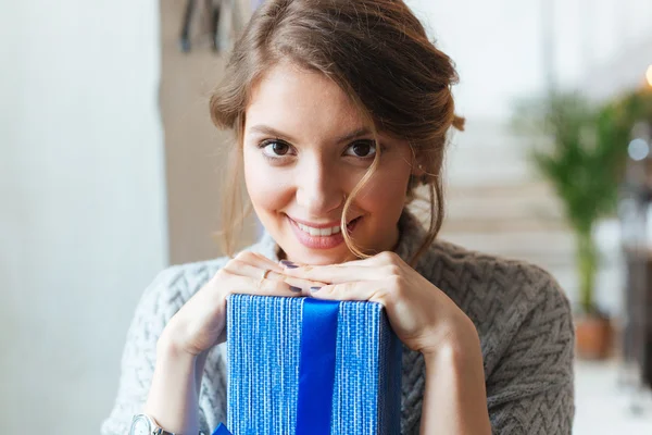 Lachende vrouw met doos van de gift — Stockfoto