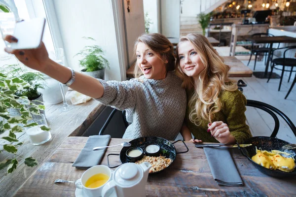 Deux femmes gaies faisant selfie photo — Photo