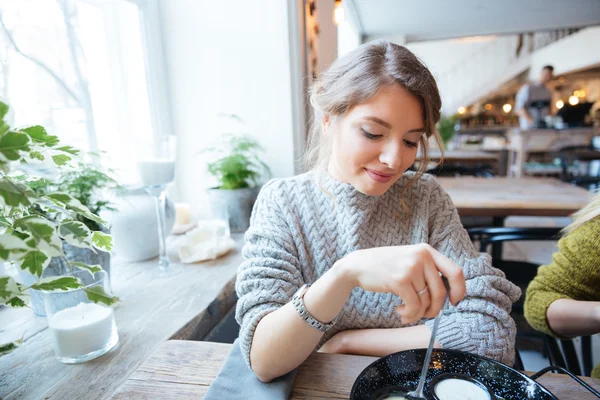 Femme mangeant au restaurant — Photo