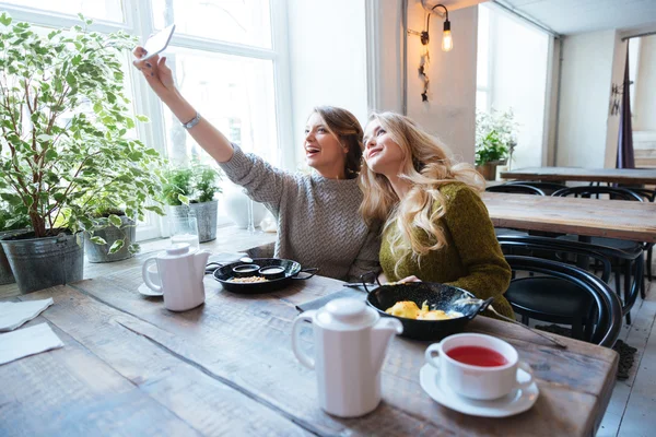 Deux femmes faisant selfie photo sur smartphone — Photo