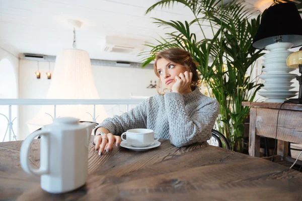 Une femme attend quelqu'un au café — Photo