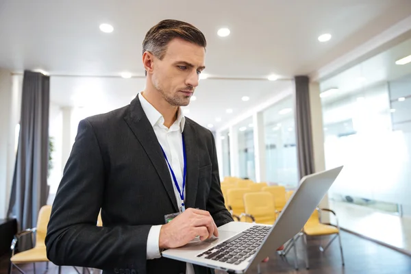 Homme d'affaires concentré travaillant avec un ordinateur portable — Photo