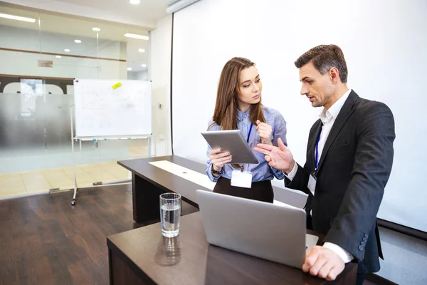 Geschäftsmann und seine Sekretärin planen Arbeit im Büro — Stockfoto