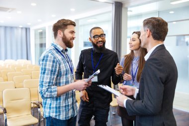 Konferans salonunda yeni proje tartışırken esinlenerek gençler 