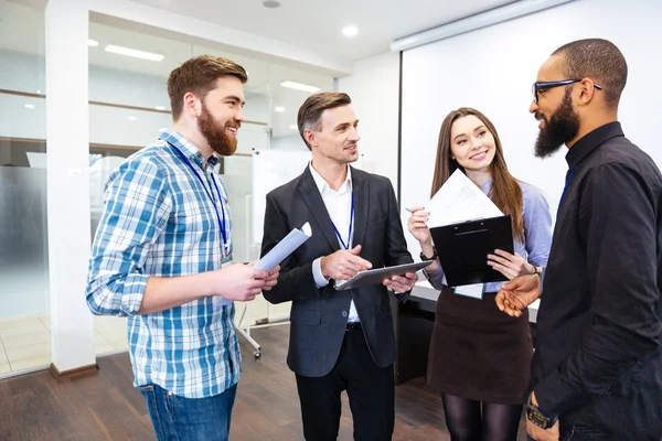 Group of confident business people on meeting with team leader — Stock Photo, Image