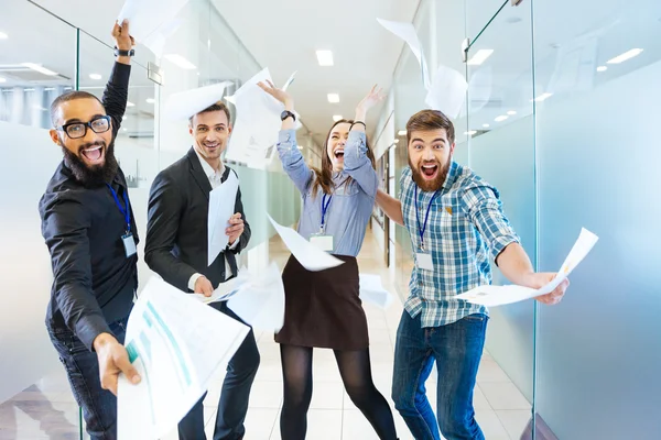 Grupo de gente alegre y emocionada de negocios divirtiéndose en la oficina — Foto de Stock