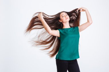 Güzel Durian uzun siyah saçlı çekici şehvetli genç kadın