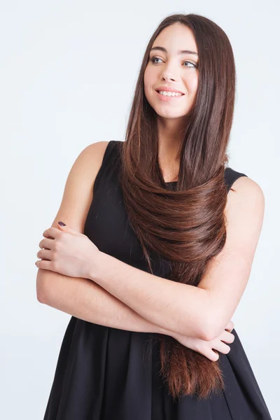 Lächelnde junge Frau mit langen dunklen Haaren — Stockfoto