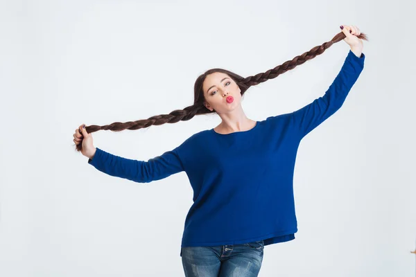 Bella donna tenendo le sue due lunghe trecce e l'invio di baci — Foto Stock