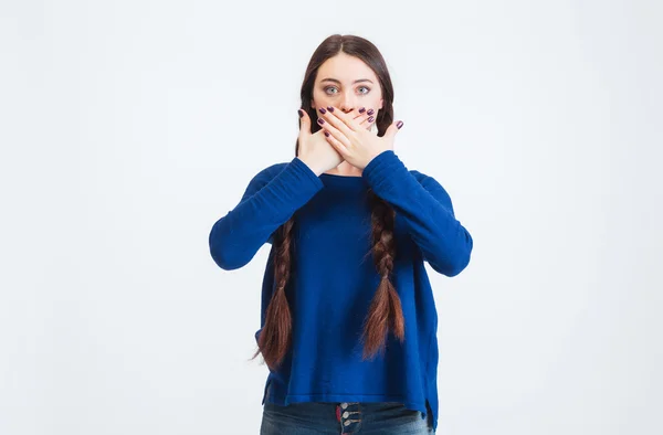 Vrouw met twee lange vlechten vallen haar mond in handen — Stockfoto