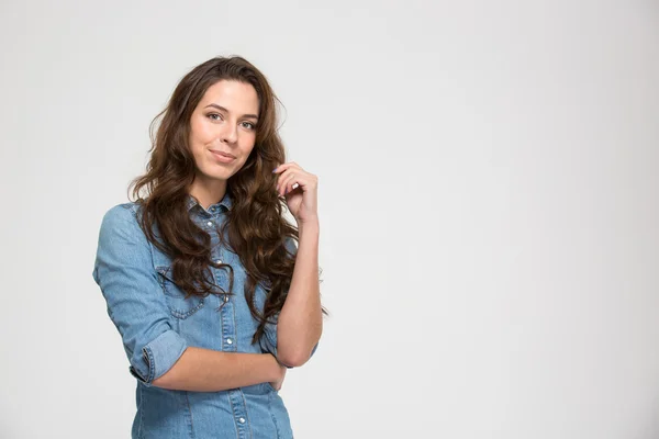 Portrét smějící se atraktivní mladá žena v jeansové košile — Stock fotografie