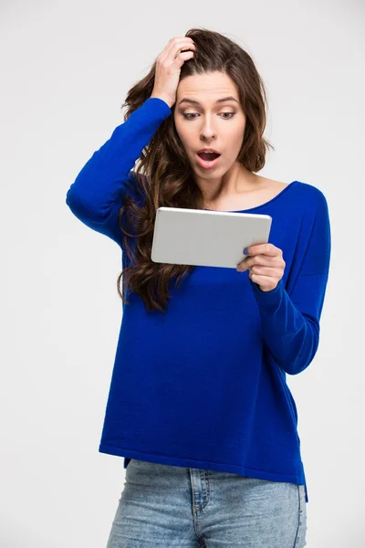 Mujer sorprendida usando tableta ordenador — Foto de Stock