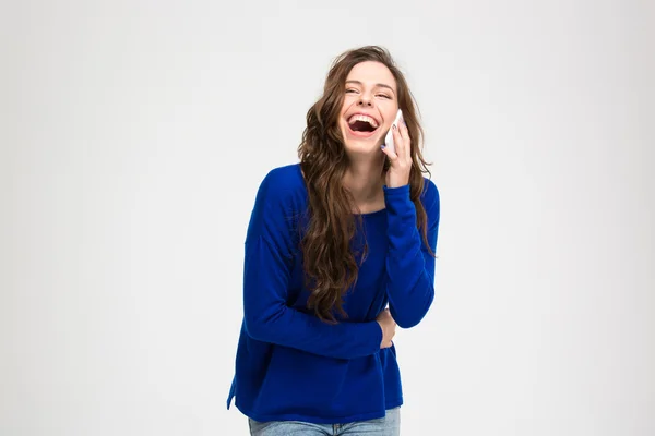 Mujer riendo hablando por teléfono —  Fotos de Stock