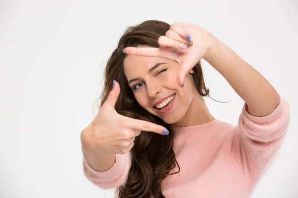 Frau fertigt Rahmen mit Fingern — Stockfoto