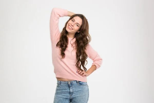 Sonriente mujer casual mirando a la cámara —  Fotos de Stock