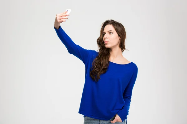 Mujer haciendo foto selfie en el teléfono inteligente — Foto de Stock