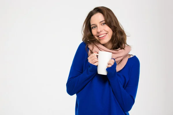 Mujer atractiva alegre en la bufanda de color rosa cálido sosteniendo taza blanca —  Fotos de Stock