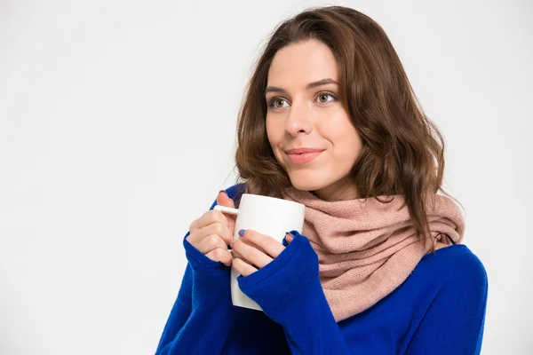 Tierna mujer feliz en bufanda caliente beber café de taza — Foto de Stock