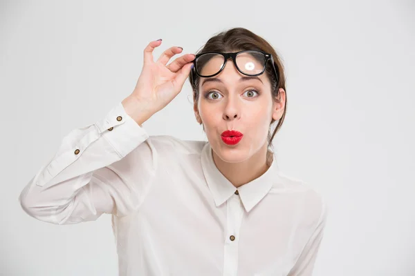 Erstaunte Geschäftsfrau blickt in die Kamera — Stockfoto