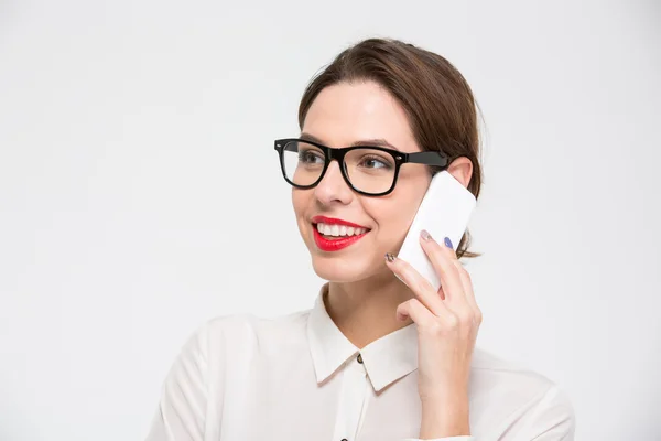 Feliz hermosa mujer de negocios en gafas hablando en el teléfono móvil — Foto de Stock