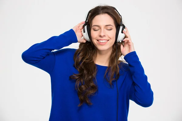 Ler inspirerade ung kvinna med slutna ögon lyssnar på musik — Stockfoto