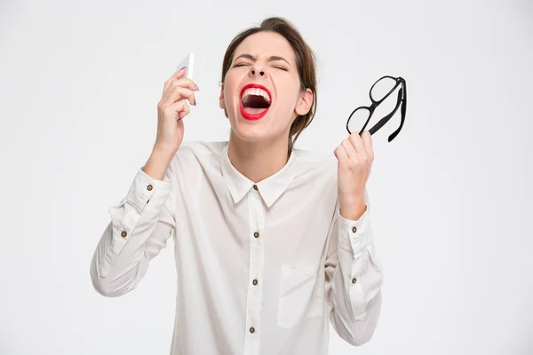 Τρελών απελπιστική επιχειρηματική γυναίκα με γυαλιά ουρλιάζοντας και smartphone — Φωτογραφία Αρχείου