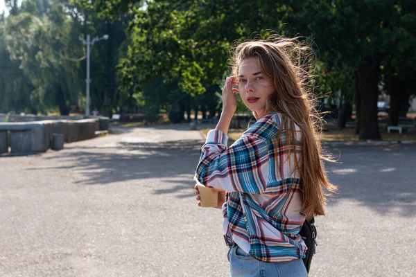 Młoda Kobieta Luźnych Ubraniach Koktajlem Kawowym Parku — Zdjęcie stockowe