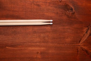 Koyu ahşap masada iki but.