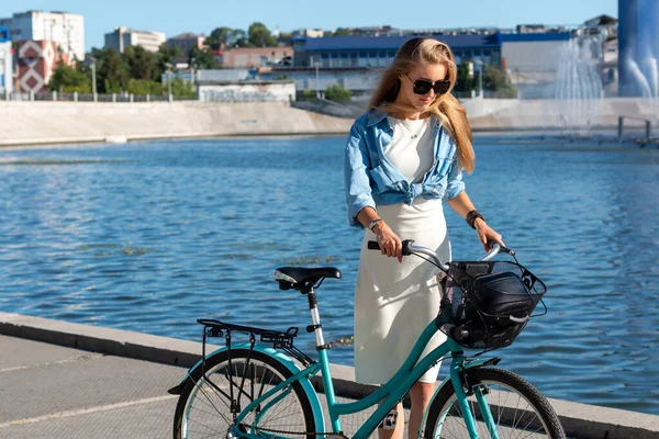 Menina Loira Nova Com Cabelos Longos Óculos Sol Com Bicicleta — Fotografia de Stock