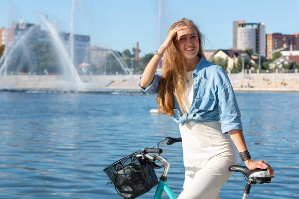 Menina Loira Nova Com Cabelos Longos Óculos Sol Com Bicicleta — Fotografia de Stock