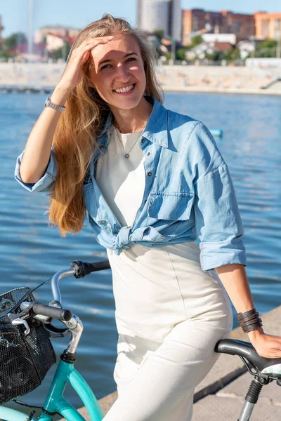 Menina Loira Nova Com Cabelos Longos Óculos Sol Com Bicicleta — Fotografia de Stock