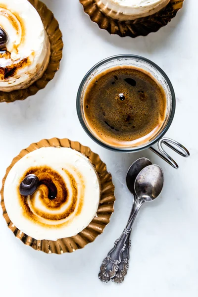 Amaretto y pastel de café sobre tabla de mármol —  Fotos de Stock
