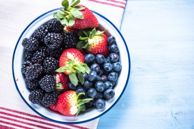 Rustik kase orman yaz berry meyve dolu