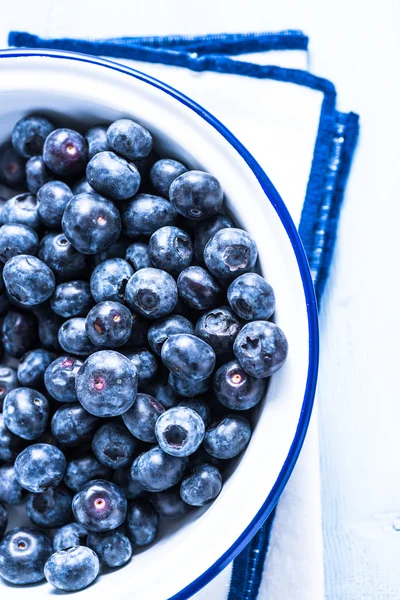 Fresh blueberry in enamel rustic bowl — Stock Photo, Image