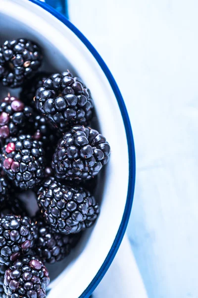 Frische Brombeeren in Emaille rustikale Schüssel — Stockfoto