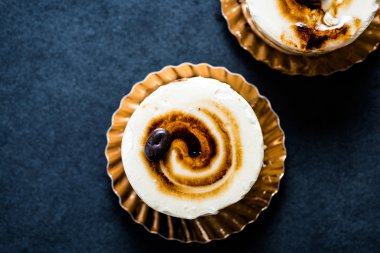 İtalyan tatlı badem özü ve kahve siyah arduvaz gemide