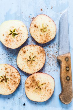 Taze organik elma tarçın ile masaya dilimlenmiş