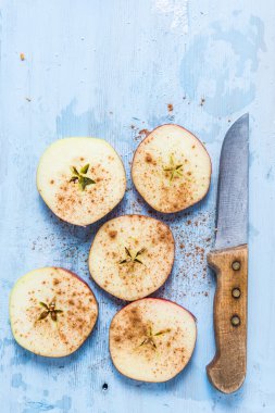 Taze organik elma tarçın ile masaya dilimlenmiş