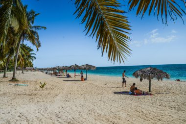 Turist Küba'da plajda güneş in tadını çıkarın.