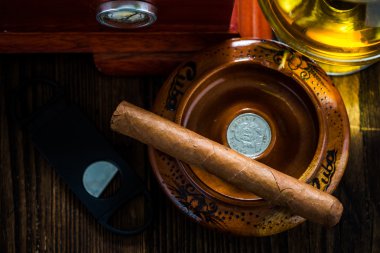 Kül tablası ile bardak konyak reklam humidor içinde Küba purosu