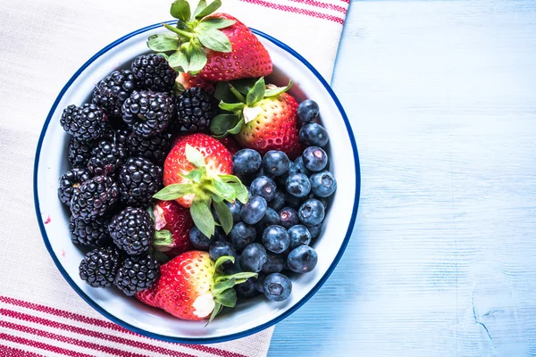 Rustik kase orman yaz berry meyve dolu