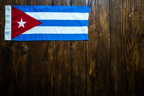 Bandeira nacional cubana na mesa de madeira . — Fotografia de Stock