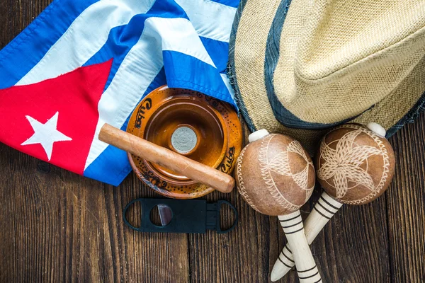 Vakantie in Cuba concept, verwante objecten op tabel. — Stockfoto