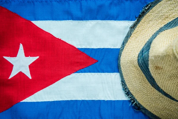 Panama hatt på kubanska flagga. — Stockfoto