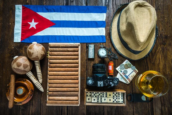 Resa till Kuba koncept. Relaterade objekt på bord platt låg. — Stockfoto