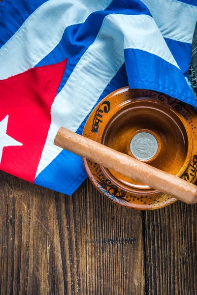Κουβανέζικο πούρο και εθνική σημαία. — Φωτογραφία Αρχείου