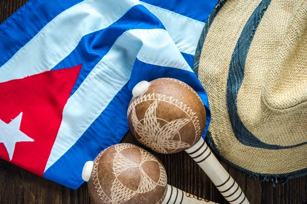 Kubánská vlajka, panama hat a hudební instrumet. — Stock fotografie
