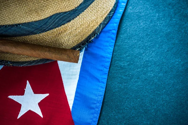 Straw hat with Cuban cigar and Cuban flag. — Stock Photo, Image