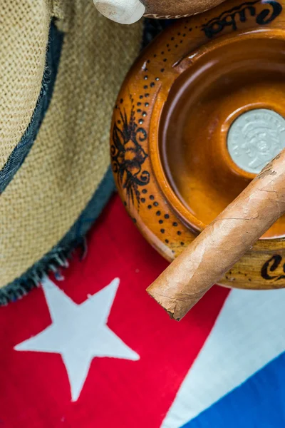 Kubańskie cygaro i Flaga narodowa. — Zdjęcie stockowe